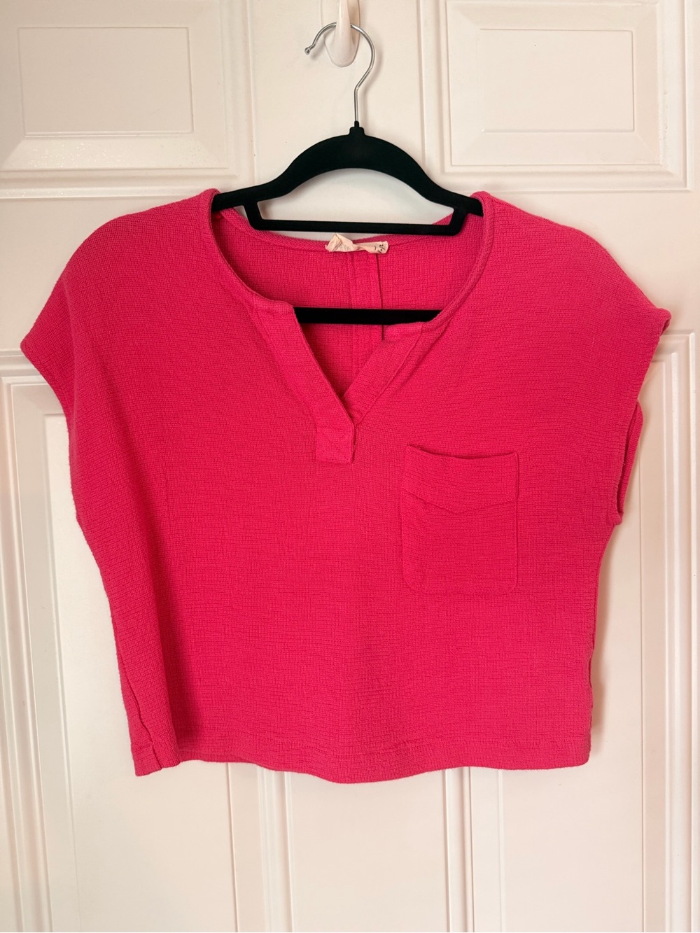 Textured V-Notch Cropped Pocket Top in Hot Pink